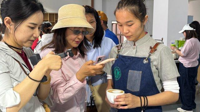 山：春花茶咖活动奏响春日乐章PG电子麻将胡了2试玩云南保(图4)